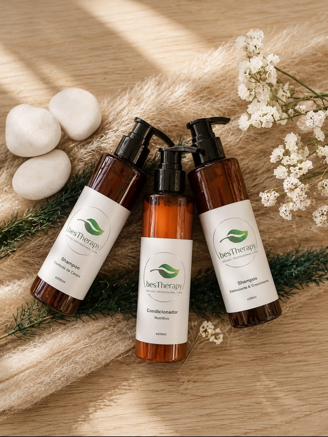 Linha besTherapy Organic Professional Care — shampoos e condicionador sobre pedras brancas e flores
